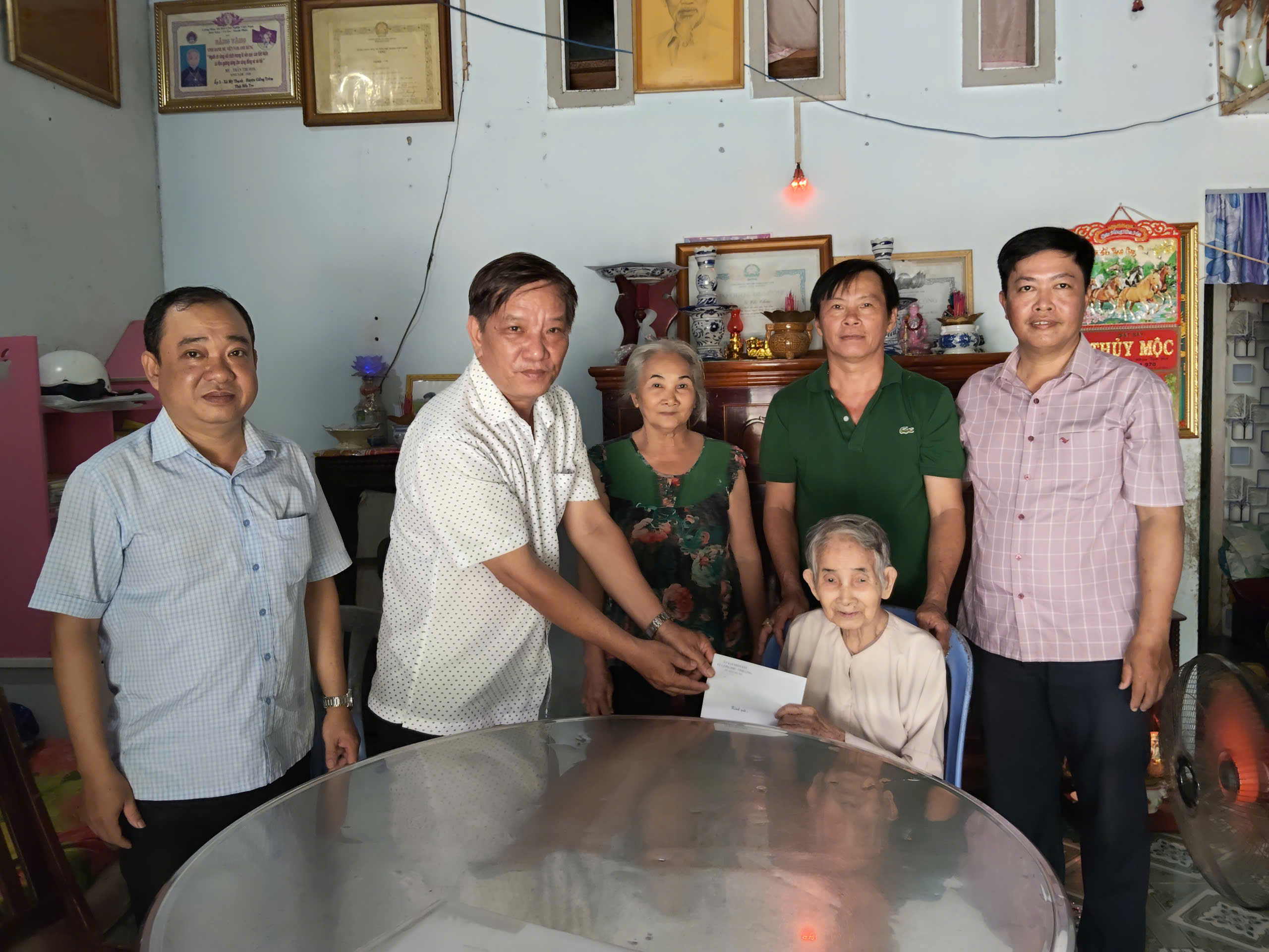 Lương Phú thăm, tặng quà Mẹ Việt Nam anh hùng nhân kỷ niệm 30/4