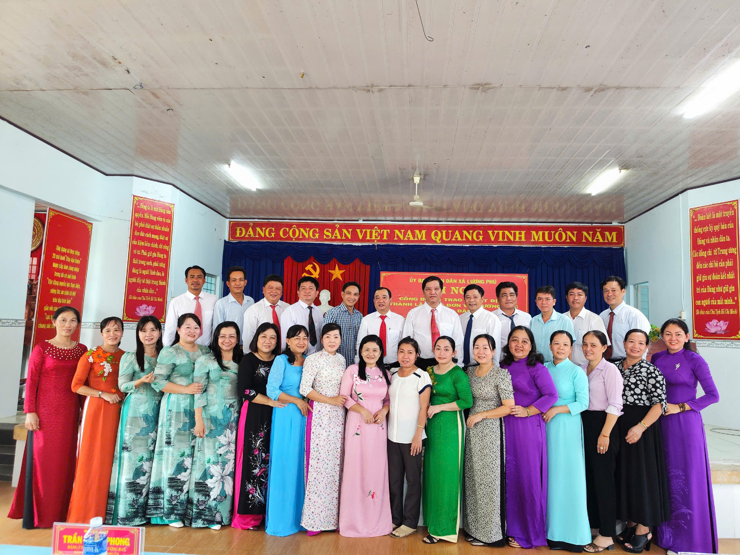 Lương Phú tổ chức Hội nghị công bố và trao Quyết định thành lập các đơn vị trường học trên địa bàn xã