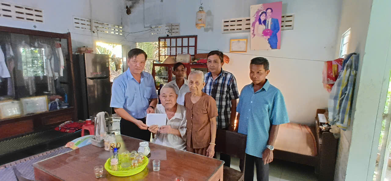 Xã Lương Phú tổ chức các Đoàn thăm, tặng quà gia đình chính sách nhân Kỷ niệm 78 năm Ngày Thương binh - Liệt sĩ (27/7)