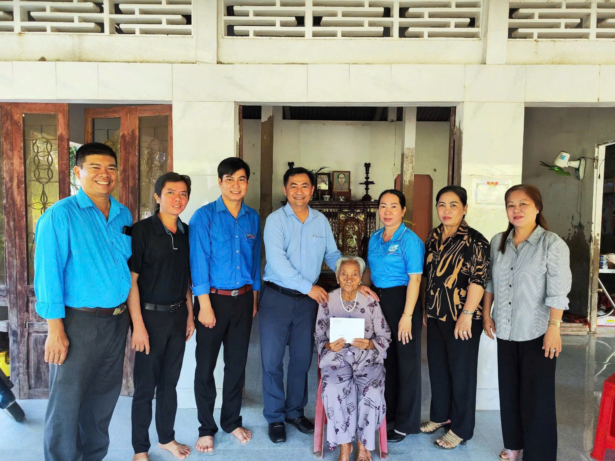 Hội Liên hiệp phụ nữ xã Lương Phú thăm, tặng quà mẹ Việt Nam anh hùng và gia đình chính sách nhân dịp 27/7