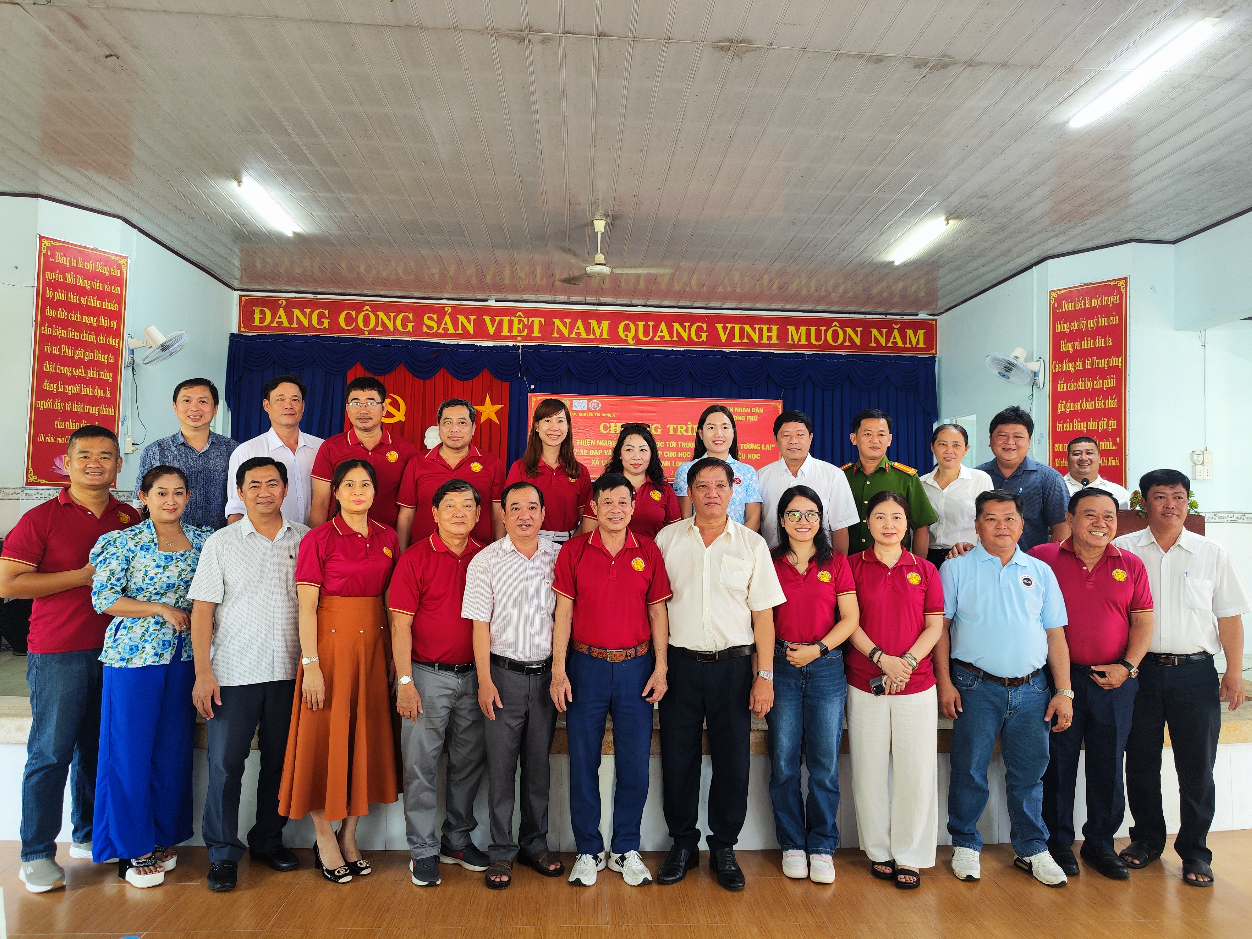 Chương trình trao tặng xe đạp và tặng tập cho học sinh nghèo hiếu học xã Lương Phú năm 2025