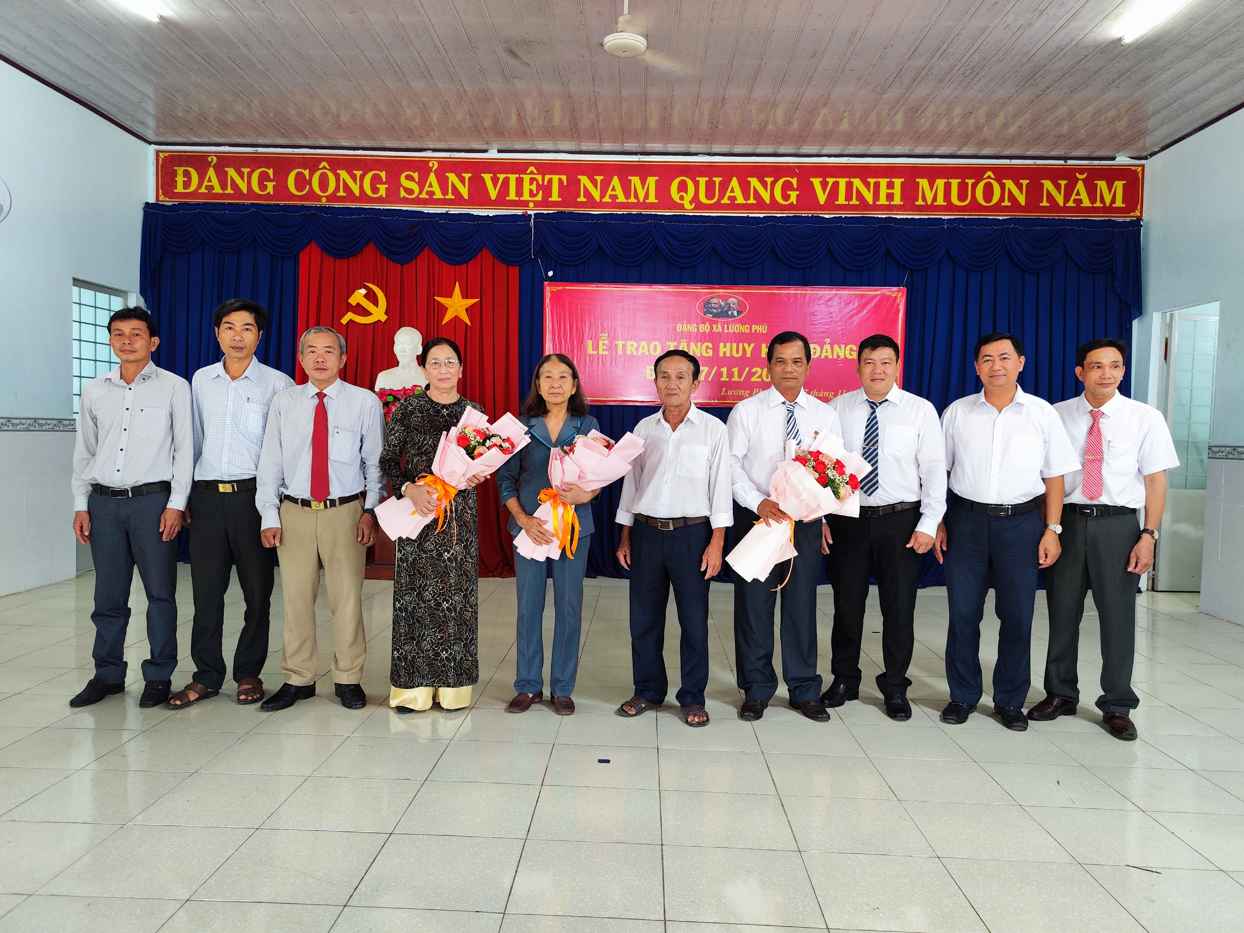 Lễ trao huy hiệu Đảng đợt 07/11