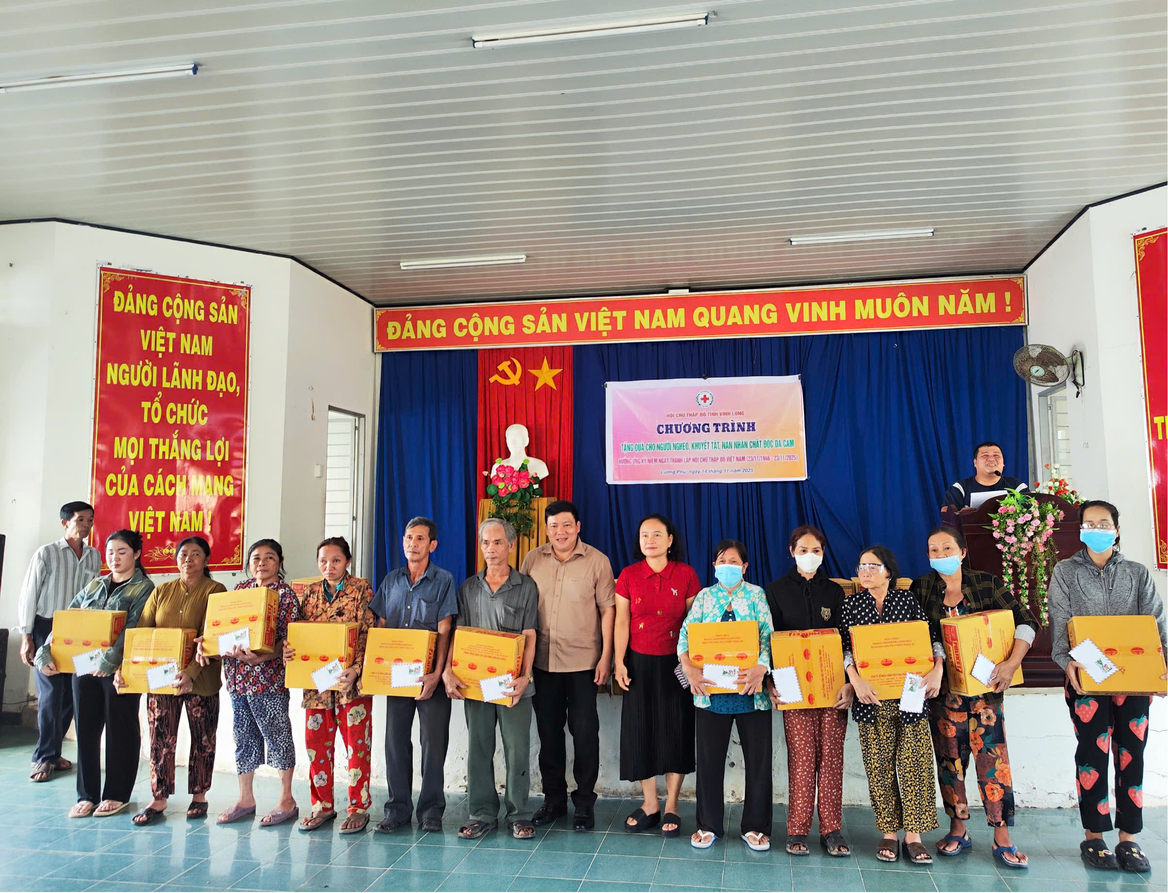 Chương trình tặng quà cho người nghèo, khuyết tật, nạn nhân
chất độc da cam