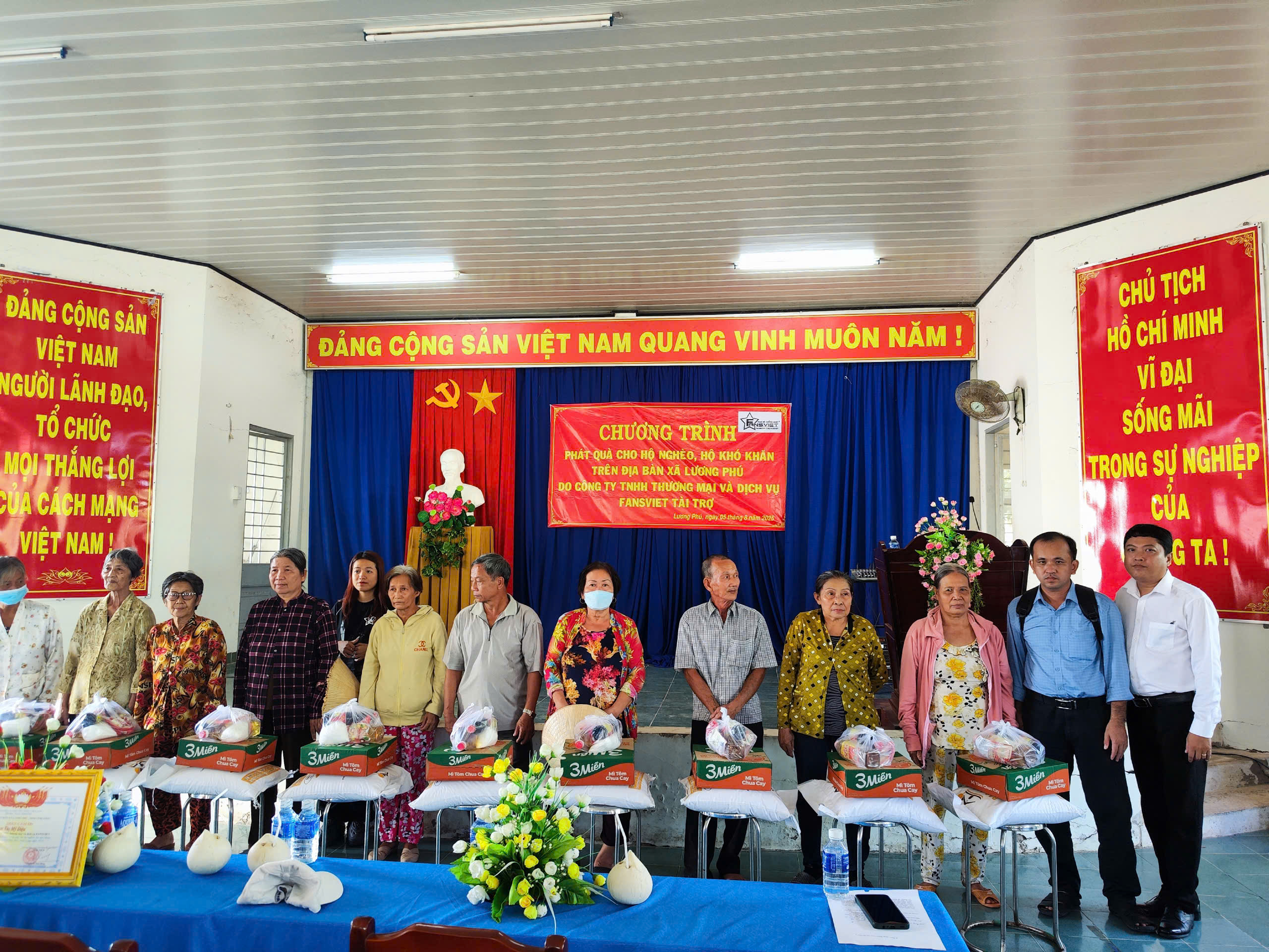 Chương trình tặng quà cho hộ nghèo, hộ khó khăn trên địa bàn xã Lương Phú