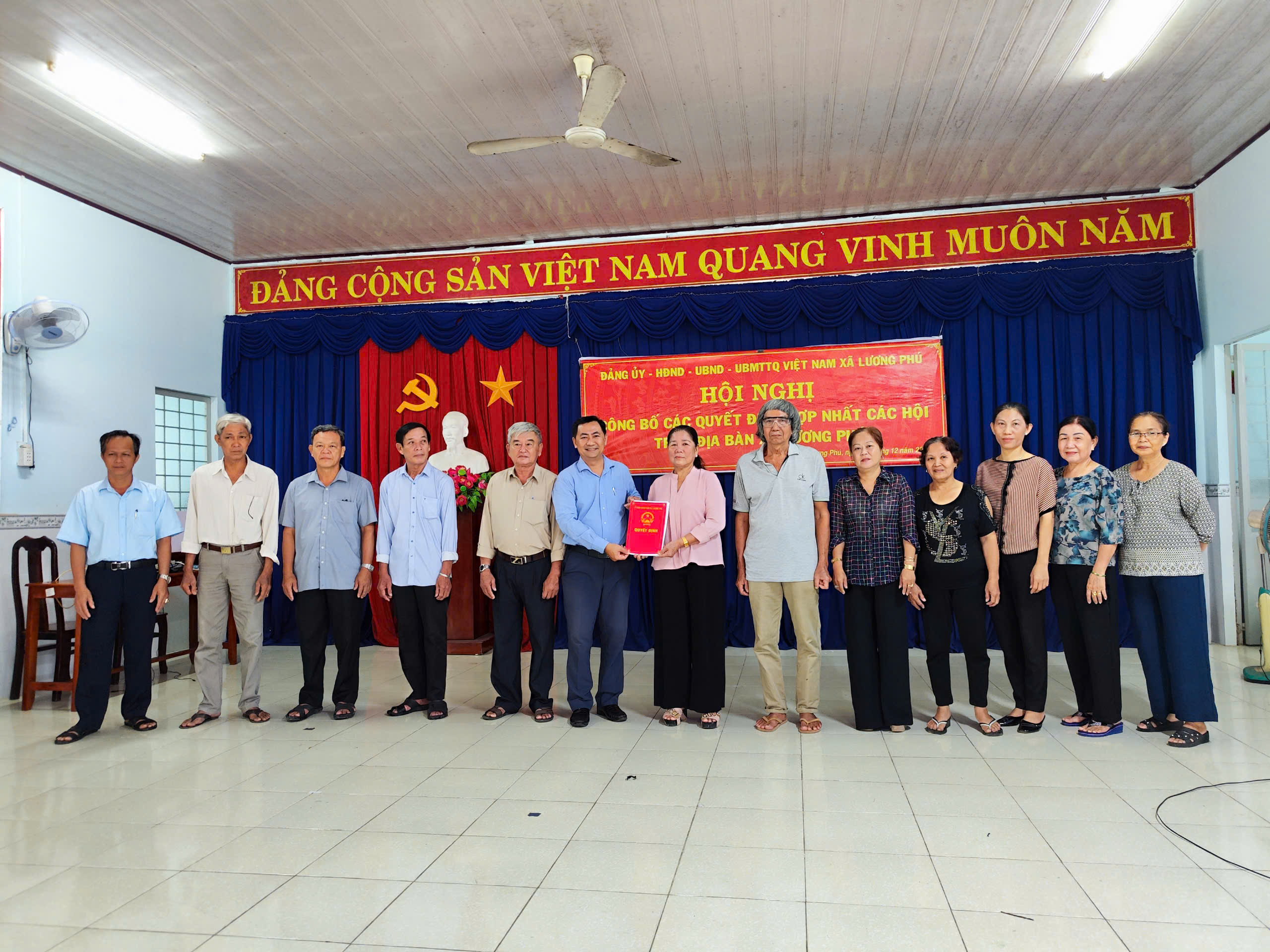 Hội nghị công bố các quyết định hợp nhất các hội trên địa bàn 
xã Lương Phú